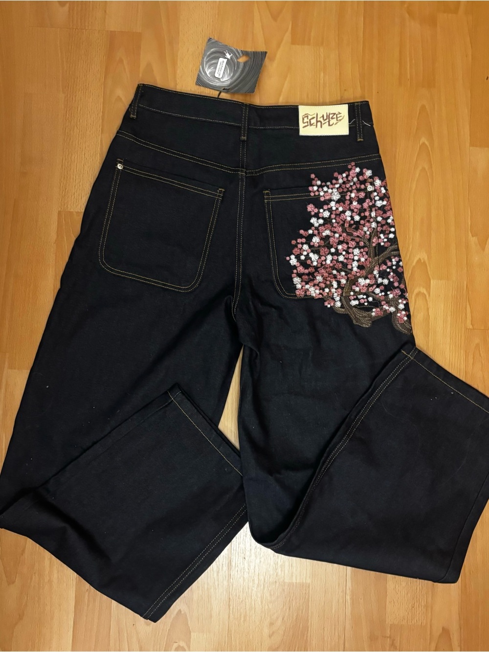 Derschutze Patchwork Cherry
Blossom Embroidery Denim Pants
Brand New